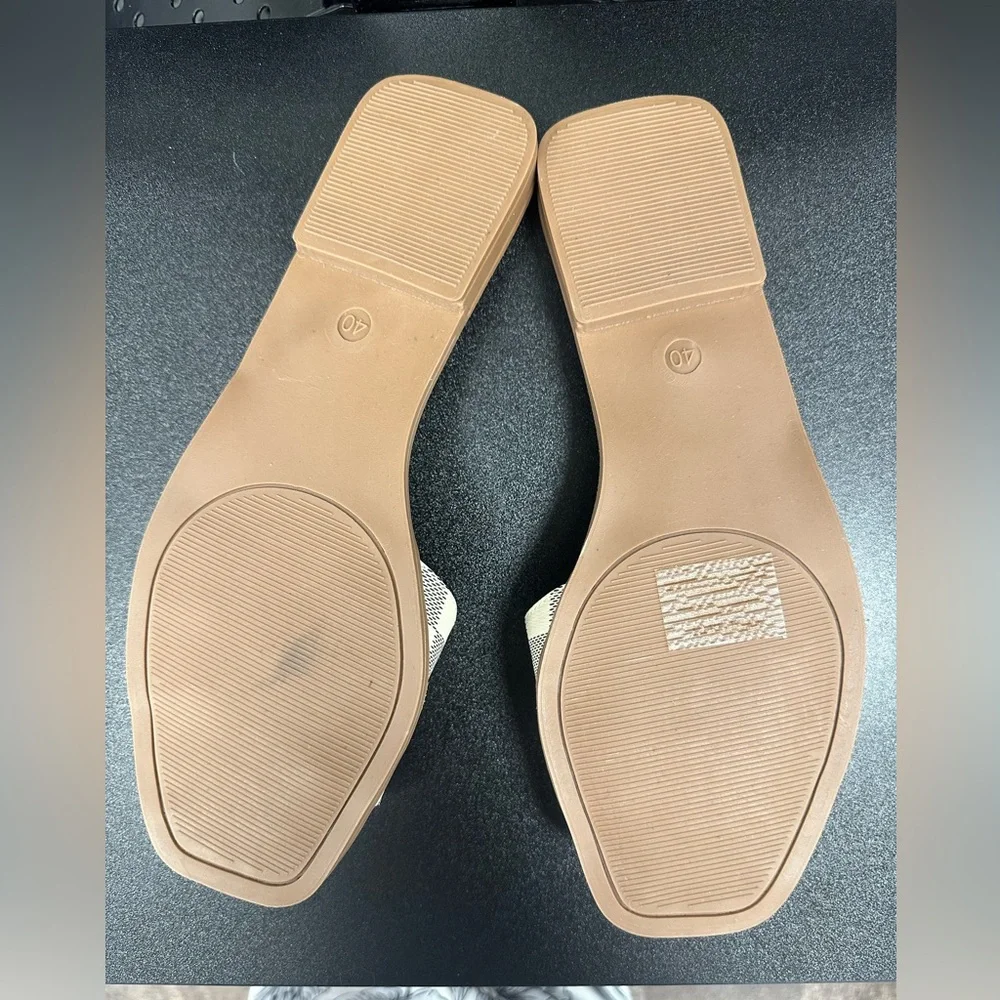 Elegant Checkered Slide Sandals - Picture 2 of 2